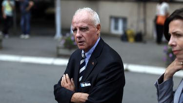 americateve | El embajador de Alemania en Serbia Heinz Georg Wilhelm sale de la sala de emergencias despu&eacute;s de visitar a un alem&aacute;n que particip&oacute; en una conferencia sobre derechos de los gays y que fue golpeado en Belgrado, Serbia, el s&aacute;bado