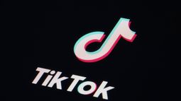 ARCHIVO - El ícono de la aplicación de TikTok en un teléfono, en Marple, Pensilvania, el martes 28 de febrero de 2023. (AP Foto/Matt Slocum, Archivo)