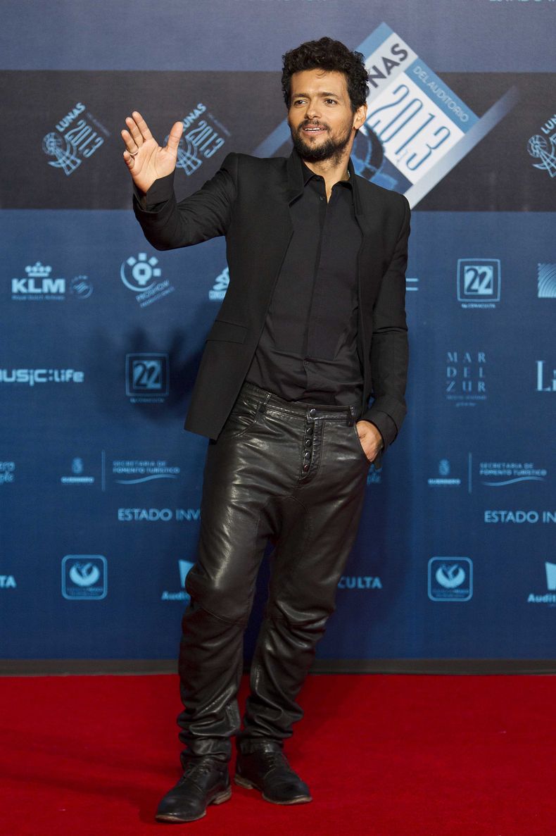 Draco Rosa posa para un retrato en la alfombra roja de las Lunas del Auditorio en la Ciudad de M&eacute;xico en una fotograf&iacute;a del 30 de octubre de 2013. Sony Music confirm&oacute; el lunes 9 de diciembre de 2013 que el cantante puertorrique&ntilde