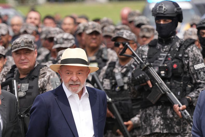 El presidente brasileño, Luiz Inácio Lula da Silva, llega a una ceremonia el viernes 18 de septiembre de 2026 con el fin de anunciar un nuevo plan de seguridad para combatir el crimen organizado en Río de Janeiro. (AP Foto/Silvia Izquierdo)