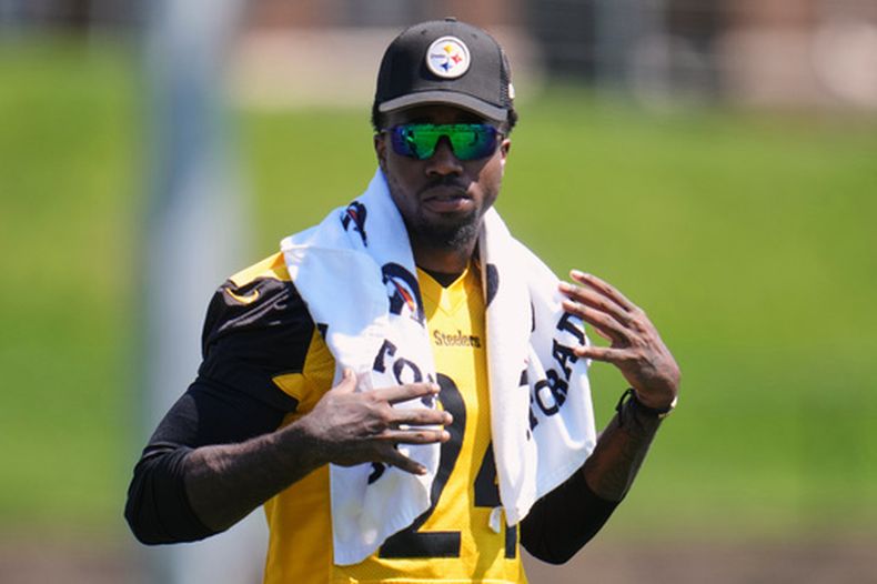 El cornerback de los Steelers de Pittsburgh Joey Porter Jr. observa las jugadas de su equipo durante el campamento de entrenamiento el viernes 31 de julio del 2026. (AP Foto/Gene J. Puskar)