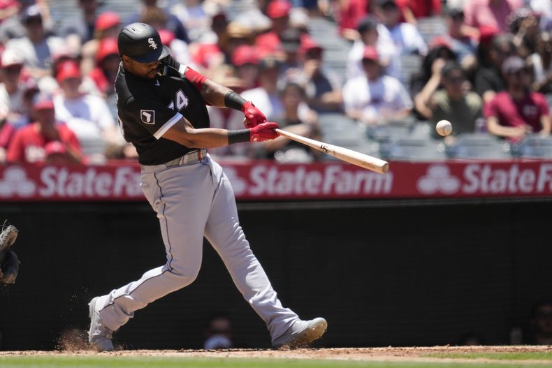 Eloy Jimenez de los Medias Blancas de Chicago pega un sencillo en la tercera entrada del juego ante los Angelinos de Los Ángeles el jueves 29 de junio del 2023. (AP Foto/Ashley Landis)