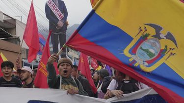 La gente participa en protestas después de que el presidente Daniel Noboa eliminara el subsidio al diésel en Quito, Ecuador, el martes 16 de septiembre de 2025. (Foto AP/Dolores Ochoa)