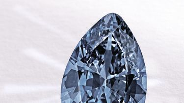 americateve | Esta foto distribuida por Sothebys muestra un diamante de color de fantas&iacute;a azul con forma de pera, de la herencia de Rachel "Bunny" Mellon, vendido el 20 de noviembre de 2014 por 32,6 millones de d&oacute;lares, un precio r&eacute;cord