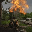 Un soldado ucraniano dispara un mortero contra posiciones rusas en la línea del frente cerca de Bajmut, región de Donetsk, Ucrania, el domingo 28 de mayo de 2023. (Foto AP/Efrem Lukatsky)