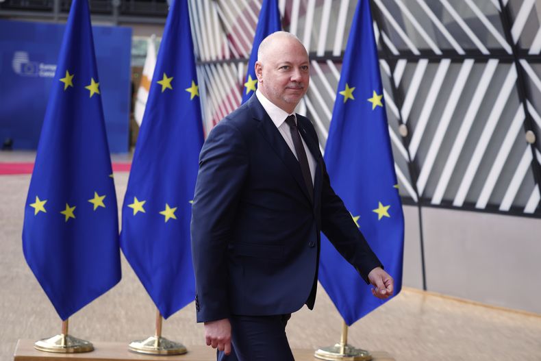 El primer ministro de Bulgaria, Rossen Jeliazkov, llega a una cumbre de la Unión Europea, el jueves 26 de junio de 2025, en Bruselas. (AP Foto/Omar Havana)