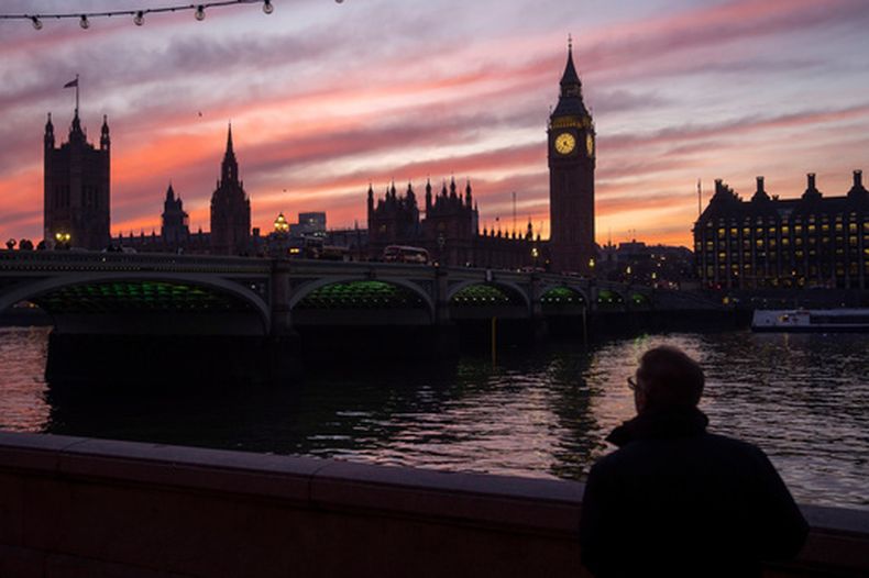 ARCHIVO - Un hombre pasea por la orilla sur del río Támesis, con la Torre Elizabeth, más conocida como Big Ben, y el Palacio de Westminster de fondo, en Londres, el 17 de enero de 2023. (AP Foto/Kin Cheung, archivo)