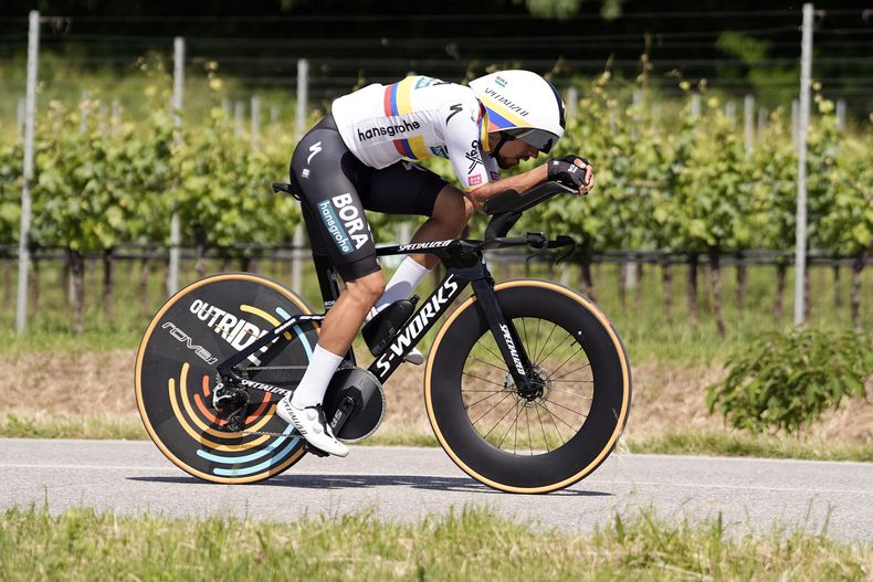El ecuatoriano Jhonatan Narváez previo a la 14ta etapa del Giro de Italia, el sábado 18 de mayo de 2024. (Fabio Ferrari/LaPresse vía AP)