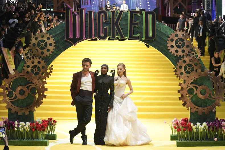 Jonathan Bailey, Cynthia Erivo, centro, y Ariana Grande posan en el estreno de Wicked en el Auditorio Nacional de la Ciudad de México, el lunes 11 de noviembre de 2024. (Foto AP/Fernando Llano)