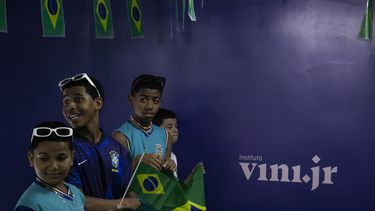 Vinícius Jr. da esperanza a ciudad asolada por crimen