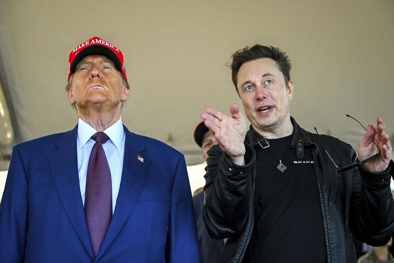 El presidente electo estadounidense Donald Trump escucha al magnate Elon Musk previo al despegue del megacohete Starship de la empresa SpaceX, propiedad de Musk, para un vuelo de prueba desde el centro de lanzamiento Starbase, el 19 de noviembre de 2024, en Boca Chica, Texas. (Brandon Bell/Foto compartida vía AP, archivo)