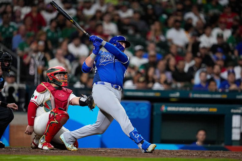Vinnie Pasquantino (9), primera base de Italia, batea cuadrangular frente a México en la sexta entrada del juego de béisbol del Clásico Mundial, el miércoles 11 de marzo de 2026, en Houston. (AP Foto/Ashley Landis)