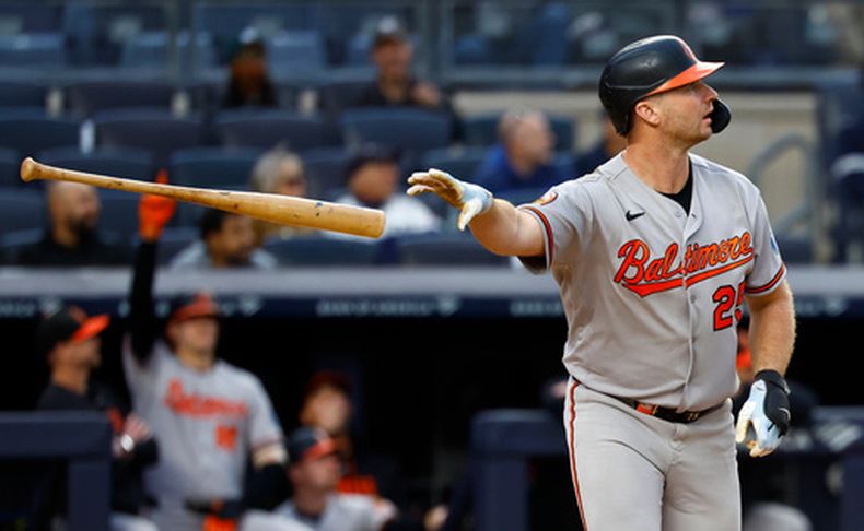 El pelotero Pete Alonso, de los Orioles de Baltimore, lanza su bate tras conectar un cuadrangular contra los Yankees de Nueva York durante la séptima entrada del primer partido de una doble cartelera, el 25 de septiembre de 2026, en Nueva York. (Foto AP/Noah K. Murray)