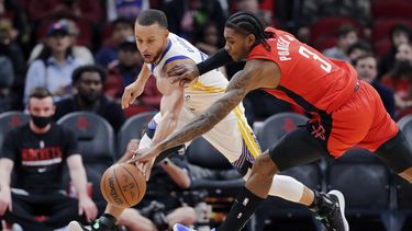 Curry anota 21 de 40 puntos en último cuarto, Warriors ganan