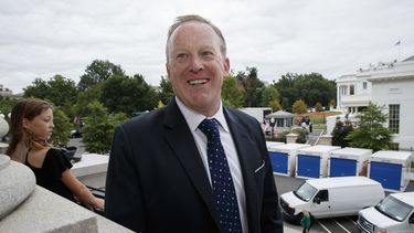 Sean Spicer finalmente conoce al papa Francisco
