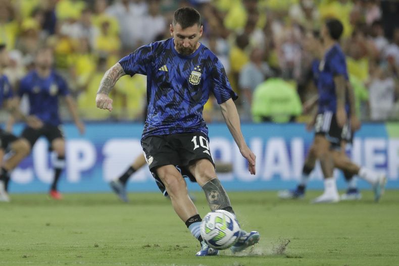Lionel Messi con Argentina calienta antes del encuentro ante Brasil en la eliminatoria sudamericana a la Copa Mundial 2026 el 21 de noviembre del 2023. (AP Foto/Bruna Prado)