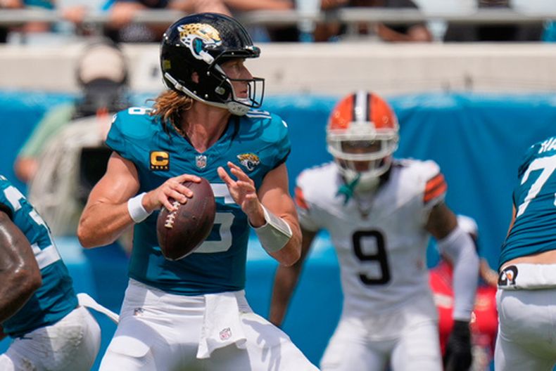 El quarterback de los Jaguars de Jacksonville Trevor Lawrence lanza el balón en el encuentro ante los Browns de Cleveland el domingo 13 de septiembre del 2026. (AP Foto/Mike Stewart)