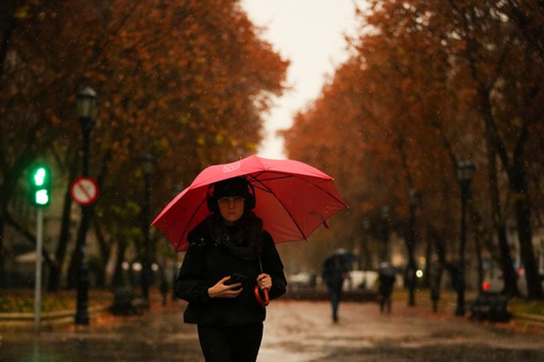 Una mujer se protege con un paraguas al caminar bajo una tormenta en Santiago, Chile, el viernes 17 de julio de 2026. (Foto AP/Esteban Félix)