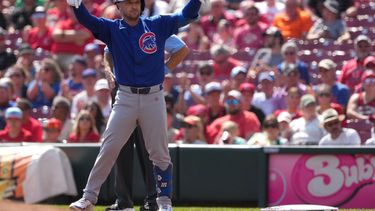 Alex Bregman de los Cachorros de Chicago celebra su sencillo de una carrera en la primera entrada ante los Rojos de Cincinnati el domingo 20 de septiembre del 2026. (AP Foto/Kareem Elgazzar)