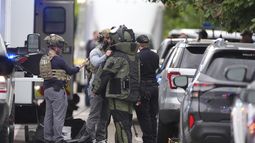 Agentes policiales se colocan equipo de protección para investigar un ataque en el centro comercial Pearl Street Mall, el domingo 1 de junio de 2025, en Boulder, Colorado. (AP Foto/David Zalubowski)