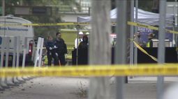 En esta imagen tomada de un video, se ve cinta policial alrededor de una escena del crimen luego de un ataque no provocado, el jueves 16 de enero de 2025, en Miami. (WPLG-TV vía AP)