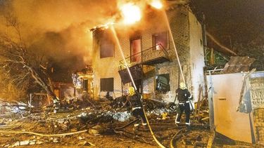 En esta imagen, proporcionada por el Servicio de Emergencias de Ucrania, personal de emergencias trabaja en la extinción de un incendio tras un ataque ruso en Járkiv, Ucrania, el 30 de abril de 2025. (Servicio de Emergencias de Ucrania vía AP)