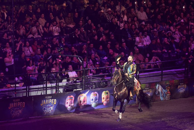 El cantante mexicano Leonardo Aguilar, hijo del cantautor Pepe Aguilar, se presenta en el espectáculo Jaripeo hasta los huesos tour 2024 en el Honda Center en Anaheim, California, el viernes 29 de marzo de 2024. El espectáculo rinde homenaje al Día de Muertos, una conocida celebración mexicana. (Foto AP/Damian Dovarganes)