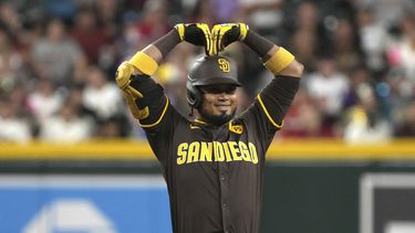 El venezolano Luis Arráez, de los Padres de San Diego, festeja luego de batear un doble frente a los Diamondbacks de Arizona, el viernes 27 de septiembre de 2024 (AP Foto/Rick Scuteri)