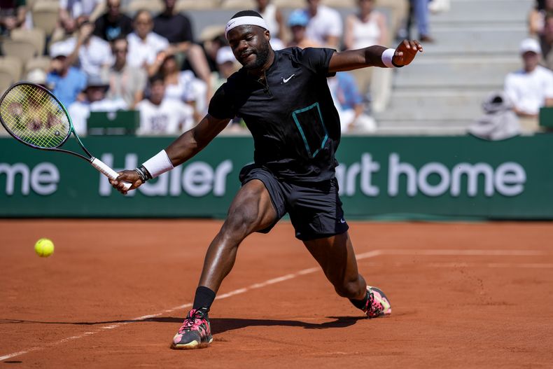 Frances Tiafoe devuelve ante Aslan Karatsev durante la segunda ronda del Abierto de Francia, el jueves 1 de junio de 2023, en París. (AP Foto/Thibault Camus)