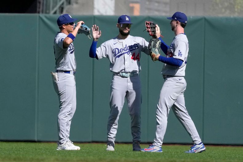 De izquierda a derecha, el jardinero izquierdo de los Dodgers de Los Ángeles, Alex Call, el jardinero central Andy Pages y el jardinero derecho Kyle Tucker celebran tras una victoria sobre los Gigantes de San Francisco en un partido de béisbol el domingo 27 de septiembre de 2026, en San Francisco. (Foto AP/Tony Avelar)