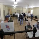 Votantes en la jornada electoral del martes 5 de noviembre de 2024 en Pownal, Maine. (AP Foto/Joel Page)