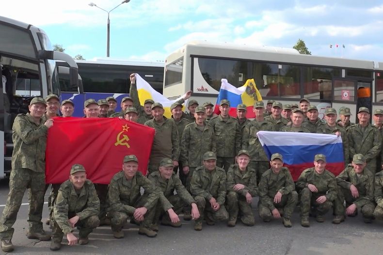 En este fotograma tomado de un video distribuido por la oficina de prensa del Ministerio de Defensa de Rusia, soldados rusos posan después de regresar de cautiverio tras un intercambio de prisioneros con Ucrania, en un lugar no revelado de Bielorrusia, el viernes 23 de mayo de 2025. (Servicio de Prensa del Ministerio de Defensa de Rusia vía AP)