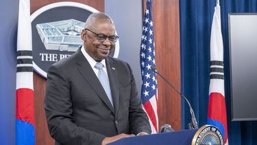 El secretario de Defensa, Lloyd Austin, sonríe en una conferencia de prensa conjunta con el ministro de Defensa de Corea del Sur, Kim Yong Hyun, en el Pentágono, el miércoles 30 de octubre de 2024, en Washington. (AP Foto/Kevin Wolf)