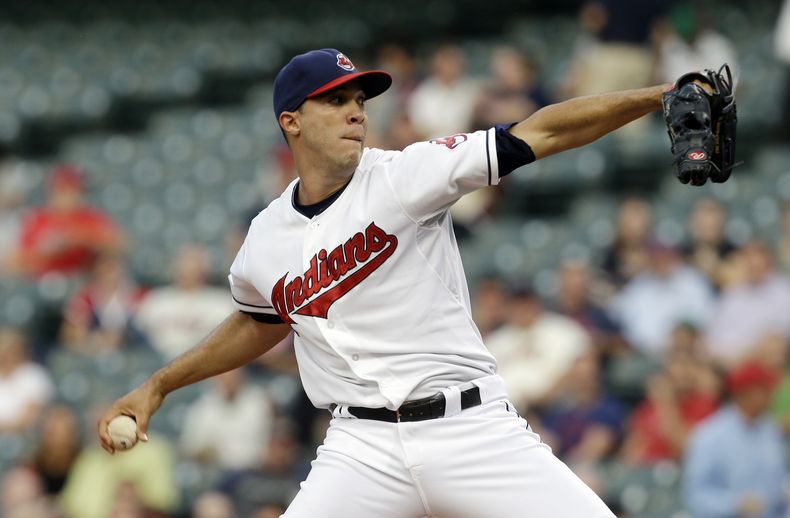 El pitcher dominicano Ubaldo Jim&eacute;nez, de los Indios de Cleveland, lanza contra los Reales de Kansas City, en la primera entrada del juego del 9 de septiembre de 2013, en Cleveland. (Foto AP/Tony Dejak, archivo)