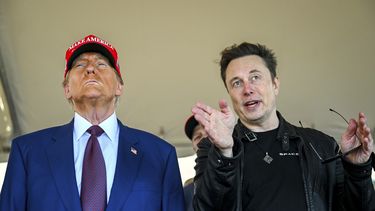 El presidente electo estadounidense Donald Trump escucha al magnate Elon Musk previo al despegue del megacohete Starship de la empresa SpaceX, propiedad de Musk, para un vuelo de prueba desde el centro de lanzamiento Starbase, el 19 de noviembre de 2024, en Boca Chica, Texas. (Brandon Bell/Foto compartida vía AP, archivo)