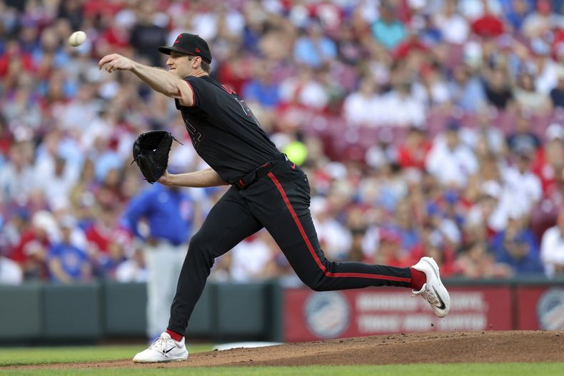 El pitcher de los Rojos de Cincinnati Nick Lodolo lanza en la primera entrada del juego ante los Cachorros de Chicago el viernes 7 de junio del 2024. (AP Foto/Paul Vernon)