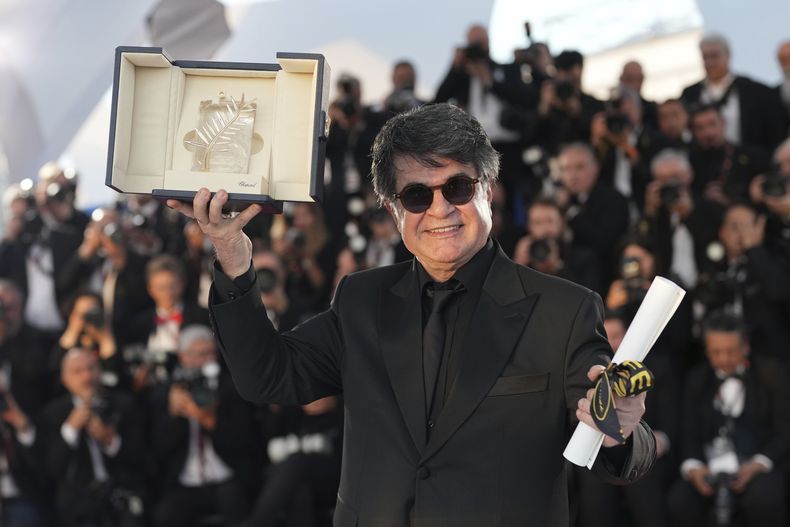El director Jafar Panahi, ganador de la Palma de Oro por la película It Was Just an Accident, posa para los fotógrafos en una sesión de fotos en el 78vo festival de cine de Cannes, en el sur de Francia, el sábado 24 de mayo de 2025. (AP Foto/Natacha Pisarenko)