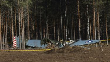 La avioneta que se estrelló cerca de la pista aeronáutica Rayskala en el sur de Finlandia el 16 de octubre del 2024. (Juha Tamminen/Lehtikuva via AP)