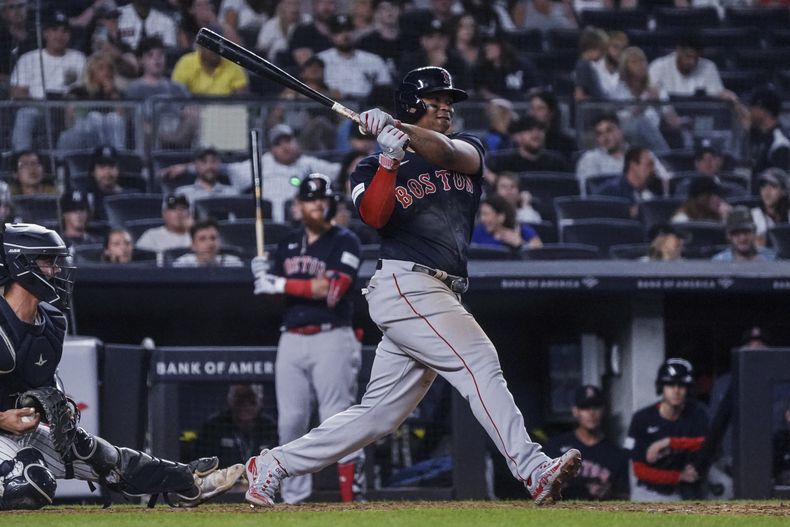 Rafael Devers, de Medias Rojas de Boston sigue con la mirada un sencillo que conectó frente a los Yanquis de Nueva York durante la novena entrada, del juego de béisbol del viernes 18 de agosto de 2023, en Nueva York. (AP Foto/Bebeto Matthews)