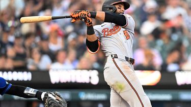 Leody Taveras de los Orioles de Baltimore observa su jonrón ante los Tigres de Detroit, el lunes 27 de julio de 2026, en Detroit. (AP Foto/José Juárez)