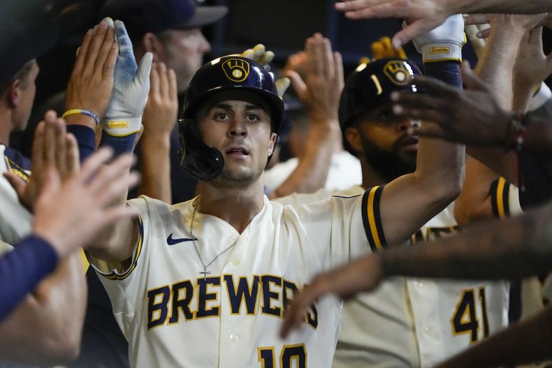 Sal Frelick, de los Cerveceros de Milwaukee, festeja en la cueva luego de batear un jonrón de tres carreras en el sexto capítulo del juego del jueves 3 de agosto de 2023, ante los Piratas de Pittsburgh (AP Foto/Morry Gash)