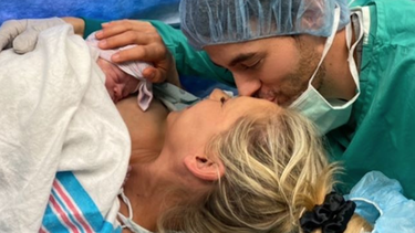 ¡es nina! enrique iglesias y anna kournikova presumen a su tercer bebe