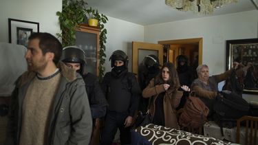 americateve | Integrantes de la Plataforma de V&iacute;ctimas de Hipotecas recigen sus pertenencias tras la llegada de la polic&iacute;a para desalojar a Andr&aacute;s Gonz&aacute;lez Manzano de su casa por orden judicial el lunes 3 de marzo de 2014. Gonz&aacute;lez Ma