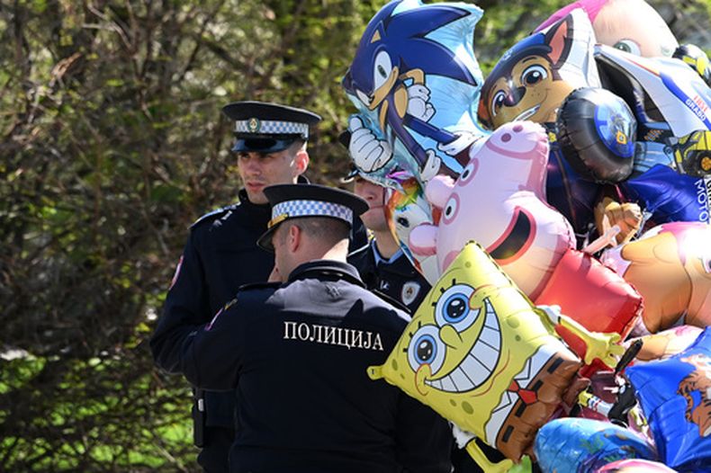 Policías cerca del Palacio de la República previo a la visita de Donald Trump Jr. en Banja Luka, Bosnia, el 7 de abril del 2026. (AP foto/Radivoje Pavicic)