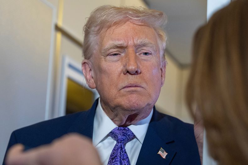 El presidente Donald Trump habla con periodistas durante un vuelo en el Air Force One desde su propiedad de Mar-a-Lago en Palm Beach, Florida, a la Base Conjunta Andrews, el domingo 30 de noviembre de 2025. (Foto AP/Alex Brandon)
