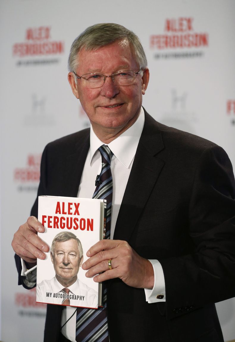 El ex entrenador del Manchester United Alex Ferguson posa con su autobiograf&iacute;a presentada el 22 de octubre de 2013 en Londres. (Foto de AP/Sang Tan)