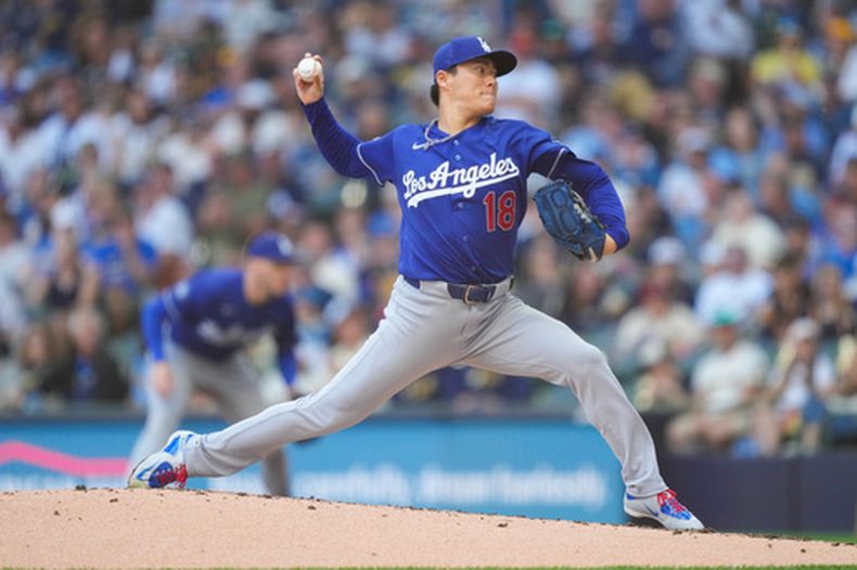 El pitcher de los Dodgers de Los Ángeles Yoshinobu Yamamoto lanza la segunda entrada ante los Cerveceros de Milwaukee el domingo 24 de mayo del 2026. (AP Foto/Kayla Wolf)