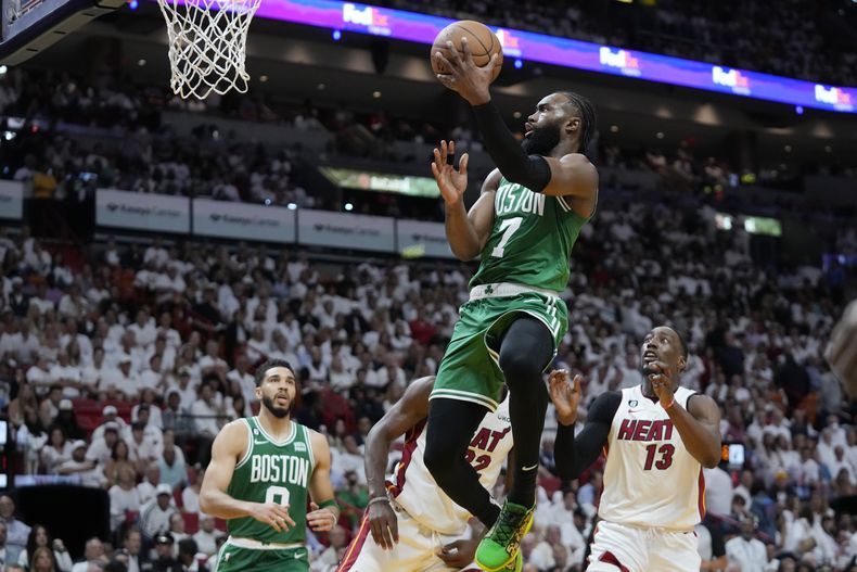 Jaylen Brown (7), de los Celtics de Boston, ataca la canasta sobre Bam Adebayo (13) durante la segunda mitad del Juego 4 de las finales de la Conferencia Este, en los playoffs del baloncesto de la NBA, el martes 23 de mayo de 2023, en Miami. (AP Foto/Wilfredo Lee)