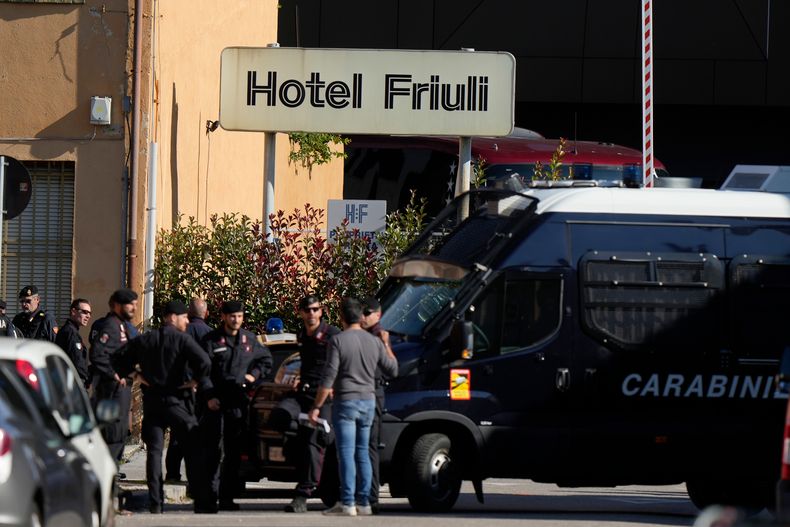 Oficiales de policía afuera del Hotel Fruili en Udine en donde se hospeda la selección israelí antes del encuentro de la eliminatoria al Mundial 2026 ante Italia el martes 14 de octubre del 2025. (AP Foto/Luca Bruno)
