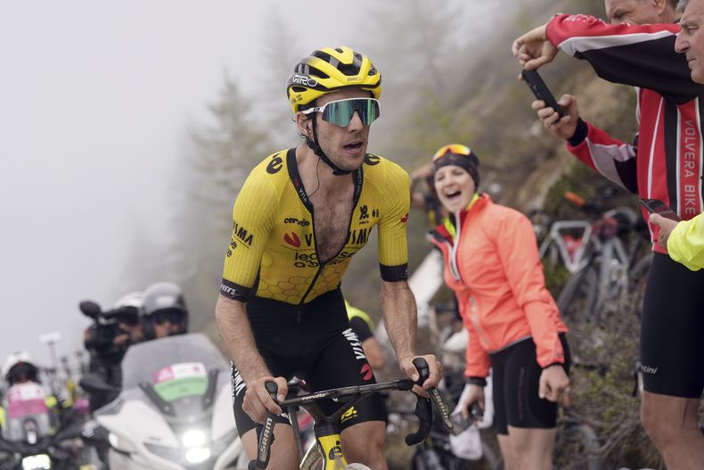 El británico Simon Yates pedalea en la subida Colle delle Finestre en la 20ma etapa del Giro de Italia entre Verres y Sestriere el sábado 31 de mayo del 2025. (Fabio Ferrari/LaPresse via AP)
